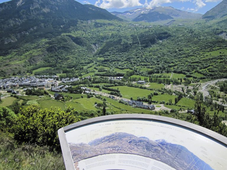 Benasque, ubicado en el corazón del Pirineo Aragonés, se ha convertido en uno de los destinos preferidos para los amantes de la naturaleza y el montañismo. Este pequeño pero pintoresco pueblo no solo alberga una cultura y arquitectura ricas, sino también algunos de los miradores más impresionantes de España. Desde altitudes vertiginosas, estos puntos ofrecen vistas panorámicas que abarcan valles, montañas y horizontes infinitos. Mirador de Cerler: Un balcón al Pirineo No se puede hablar de miradores en Benasque sin mencionar el Mirador de Cerler. Situado a una altitud impresionante, ofrece una vista única del valle de Benasque y las montañas circundantes. El atardecer es especialmente espectacular, con el sol despidiéndose detrás de las cimas y dejando un rastro de colores dorados y naranjas. Ermita de San Pedro de Benasque: Historia y paisaje Además de ser un lugar de significado religioso y cultural, la Ermita de San Pedro proporciona una vista panorámica excepcional de la región. Rodeada de vegetación y con el sonido del río Ésera a lo lejos, es un lugar perfecto para contemplar el esplendor del Pirineo Aragonés. El camino al Refugio de la Renclusa: Una ruta con vistas Mientras muchos se aventuran en este camino para llegar al refugio, los paisajes a lo largo de la ruta son en sí mismos una recompensa. Con cada paso, se despliegan panorámicas impresionantes, cada una más hermosa que la anterior. Las montañas se alzan majestuosamente, con sus cumbres nevadas incluso en los meses más cálidos. Alojándote cerca de las estrellas Después de un día explorando los rincones más hermosos de Benasque, es esencial tener un lugar cómodo para descansar y recargar energías. Villmor es una opción excepcional, no solo por sus cómodos alojamientos en Benasque, sino también por su proximidad a estos miradores emblemáticos. El descanso aquí no solo es físico sino también visual, con ventanas que se abren a las vistas montañosas y el cielo estrellado del Pirineo. Descubriendo más que vistas: La cultura de Benasque Mientras que las panorámicas desde estos miradores son indudablemente la principal atracción, también es esencial sumergirse en la cultura y la vida cotidiana de Benasque. Las calles empedradas, las tiendas locales y la hospitalidad de sus habitantes hacen que la experiencia sea completa. No es solo un viaje para los ojos, sino también para el alma. Los Picos del Parque Natural Posets-Maladeta: Un despliegue de naturaleza y belleza Benasque se enorgullece de estar ubicado cerca del Parque Natural Posets-Maladeta, un área protegida que alberga algunos de los picos más altos del Pirineo. Entre ellos, destacan el Aneto, con 3.404 metros de altitud, y el Posets, con 3.375 metros. Estas majestuosas montañas no solo son populares entre los montañeros y alpinistas, sino que también sirven como telón de fondo perfecto para esas codiciadas fotos panorámicas. Las actividades en Benasque: De deportes invernales a senderismo estival Más allá de ser un mirador al Pirineo, Benasque es también un centro de actividades. Durante el invierno, la estación de esquí de Cerler se convierte en el epicentro de los deportes de nieve, atrayendo a esquiadores y snowboarders de todo el mundo. En verano, las rutas de senderismo, se llenan de entusiastas de la naturaleza buscando sumergirse en la belleza del Pirineo Aragonés. Un viaje para recordar Ya sea que te atraigan las montañas, la cultura o simplemente el deseo de experimentar algo nuevo, Benasque y sus miradores no te decepcionarán. Con vistas que parecen sacadas de una postal y una hospitalidad que te hace sentir como en casa, este es un destino que quedará grabado en tu memoria por mucho tiempo. Y mientras planeas tu próximo viaje, asegúrate de tener a Villmor en tu lista, para una experiencia de alojamiento tan memorable como las vistas.