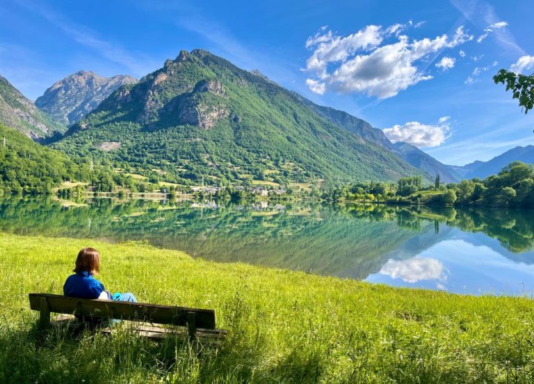 En la búsqueda de un refugio sereno y revitalizante, Benasque emerge como un destino privilegiado. Anidado en el Pirineo Aragonés, este pintoresco valle ofrece un escenario ideal para quienes buscan desconectar del ajetreo cotidiano y sumergirse en experiencias de retiro y bienestar. Este artículo explora las diversas opciones de retiros en Benasque, destacando cómo puedes rejuvenecer cuerpo y mente en esta joya del Pirineo. La Magia del Valle de Benasque para el Bienestar Benasque, con su impresionante entorno natural, ofrece el telón de fondo perfecto para una escapada de wellness. Rodeado de majestuosas montañas, ríos cristalinos y aire puro, es un santuario donde la paz y la tranquilidad reinan supremas. Retiros Personalizados en Benasque Los retiros en Benasque están diseñados para satisfacer una variedad de necesidades y preferencias. Desde retiros de yoga y meditación hasta escapadas de bienestar integral, cada experiencia está cuidadosamente curada para asegurar la renovación tanto física como espiritual. Enfoque en la Salud Holística Retiros de Yoga y Meditación: Conéctate con tu interior mediante prácticas guiadas en entornos naturales. Terapias de Bienestar: Experimenta tratamientos como masajes terapéuticos y aromaterapia que rejuvenecen el cuerpo y la mente. Alojamiento Especializado en Benasque Para complementar tu experiencia de retiro, Benasque ofrece una gama de opciones de alojamiento que promueven el bienestar y la relajación. Estos lugares no solo proporcionan comodidad, sino que también están imbuidos de un ambiente que favorece la serenidad y la desconexión. Explorando el Ocio en Benasque Benasque es rico en actividades que complementan tu experiencia de retiro. Desde paseos por la naturaleza hasta experiencias culturales, hay algo para cada visitante. Para más detalles sobre qué hacer en la zona, visita Villmor Ocio. Desconectar para Reconectar En Benasque, el acto de desconectar se convierte en una oportunidad para reconectar con uno mismo y con la naturaleza. Aquí, lejos del bullicio urbano, puedes encontrar un espacio para la reflexión, el descanso y la renovación personal. Beneficios de los Retiros en Benasque Reducción del Estrés: La tranquilidad del valle ayuda a disminuir los niveles de estrés y ansiedad. Conexión con la Naturaleza: La proximidad a la naturaleza fomenta un sentido de paz y bienestar. Revitalización Física y Mental: Las actividades y terapias ofrecidas en los retiros ayudan a revitalizar tanto el cuerpo como la mente. Un Destino para Todas las Estaciones Benasque es un destino que brilla todo el año. En invierno, las montañas nevadas ofrecen un paisaje de ensueño; en verano, los verdes valles invitan a la exploración. Cada estación aporta su propio encanto, haciendo de Benasque un lugar ideal para retiros en cualquier momento. El Encanto de Benasque en Cada Temporada Primavera y Verano: Tiempo ideal para caminatas, ciclismo y actividades al aire libre. Otoño e Invierno: La temporada perfecta para disfrutar de la tranquilidad y la belleza serena del paisaje nevado, ideal para retiros introspectivos y relajantes. Integración de la Sostenibilidad en los Retiros El compromiso de Benasque con la sostenibilidad y el respeto por el medio ambiente añade un valor adicional a tu experiencia de retiro. Al elegir lugares y actividades que priorizan la protección del entorno, no solo disfrutas de una experiencia de bienestar, sino que también contribuyes a la conservación de este magnífico entorno natural. Cómo Contribuir al Turismo Sostenible Prácticas Ecológicas: Opta por alojamientos y servicios que siguen prácticas ecológicas. Respeto por la Naturaleza: Durante tus actividades al aire libre, asegúrate de minimizar tu impacto en el entorno. Villmor: Tu Compañero en el Viaje de Wellness en Benasque Elegir Villmor para encontrar tu alojamiento en Benasque no es solo una decisión por comodidad, sino también un paso hacia una experiencia de retiro holística y enriquecedora. Con su enfoque en la sostenibilidad y el bienestar, Villmor es más que un simple lugar para alojarse; es un compañero en tu viaje de desconexión y rejuvenecimiento. Un Refugio para el Alma Benasque se presenta como un santuario donde el tiempo se ralentiza, permitiendo a los visitantes sumergirse en un mundo de tranquilidad y rejuvenecimiento. Los retiros y experiencias de wellness aquí no son solo vacaciones; son viajes transformadores que nutren el alma y revitalizan el espíritu. En resumen, Benasque ofrece una experiencia única de retiro y bienestar, ideal para aquellos que buscan desconectar del mundo y reconectar consigo mismos. Con su belleza natural, opciones de alojamiento como Villmor, y un enfoque en el bienestar holístico, es el destino perfecto para aquellos que buscan paz y renovación en el corazón del Pirineo Aragonés.