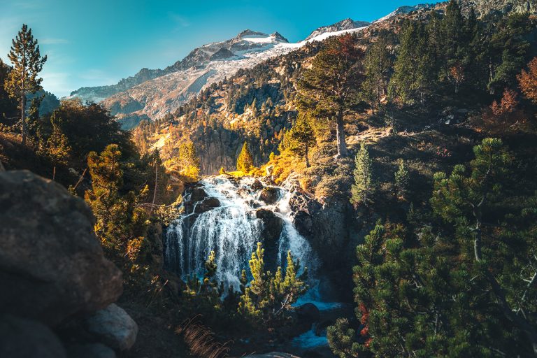 Descubre el lujo en Benasque con un exclusivo hotel y spa en el Pirineo. Disfruta de servicio personalizado, gastronomía exquisita y actividades únicas en un entorno natural incomparable.